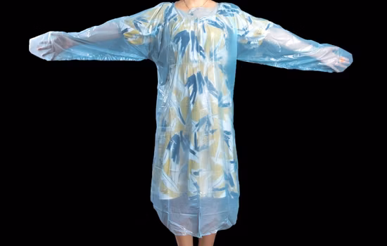 Одноразовый халат CPE с петлями для больших пальцев через голову.